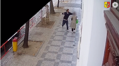 VIDEO: Muž v Prahe na ulici napadol dve ženy. Ukázalo sa, že ide o známeho rapera