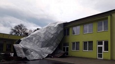 V obci Čabiny vyčíňalo počasie, kulturák prišiel o strechu