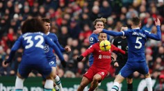 VIDEO: Zápas Premier League prerušil dron. Márny boj Liverpoolu s Chelsea iba prehĺbil trápenie gigantov