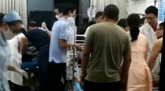 Auto vrazilo do davu v Číne. Vodič potom útočil na ľudí nožom a lopatou