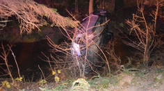 Zišiel mimo cesty a narazil do stromu. Pri nehode v Považskej Bystrici zomrel 55-ročný muž