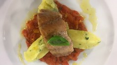 Sumček s popučenými zemiakmi a paradajkovou omáčkou