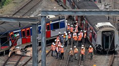 Počas rannej špičky sa v Hongkongu vykoľajil vlak, osem ľudí sa zranilo