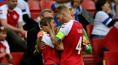 Utešoval manželku a možno mu aj zachránil život. Kapitán Simon Kjaer je hrdinom