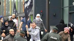 Fotka sýrskych utečencov z Islamského štátu v Nemecku je podvrh!