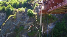 Zomrel pred očami svojej rodiny. Mladý bungee jumper pri zoskoku dostal infarkt