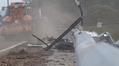 Vážna nehoda na D1 pri Dechtároch. Kamión plný dreva sa prevrátil na ceste