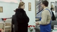 V montérkach ho nechcela, v obleku a s drahým autom s ňou mal sex