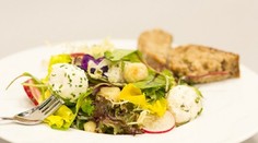 Slovenský šalát s bryndzou a opekanými zemiakovými haluškami