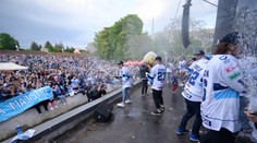 VIDEO: Reťaz v kabíne či trénerova medaila u fanúšikov. Nitrania dnes oslavovali s fanúšikmi