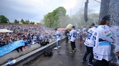 VIDEO: Reťaz v kabíne či trénerova medaila u fanúšikov. Nitrania dnes oslavovali s fanúšikmi