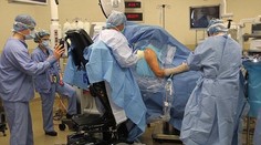 Inšpirujúci príbeh lekára, ktorý operuje z invalidného vozíka