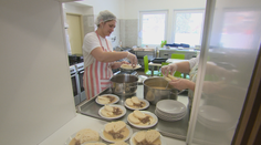 Ďalšie problémy s obedmi zadarmo. Súkromným škôlkam a jasliam nestíhajú robiť jedlá