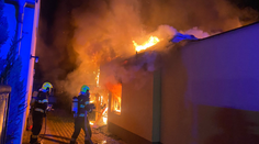 FOTO: Oheň zdevastoval prístavbu rodinného domu v Bratislave. Plamene šľahali niekoľko metrov