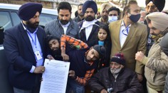 Robia prácu za dvoch ľudí, ale dostávajú iba jeden plat. Siamské dvojčatá veria, že sa to zmení