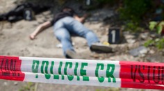 Okradli a zavraždili kamaráta, potom prišli na jeho pohreb. Mužom hrozí 20 rokov za mrežami