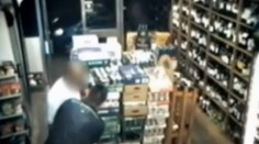 Zhypnotizoval a okradol majiteľa obchodu! Je hľadaným Slovák?