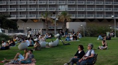 Po roku sa Izrael vracia k „normálnemu" životu. Ľudia už nemusia na verejnosti nosiť rúška