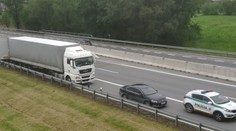 Na diaľnici mu začali na kabínu búchať migranti.  Infarktovú situácia zažil kamionista pri Prešove