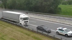 Na diaľnici mu začali na kabínu búchať migranti.  Infarktovú situácia zažil kamionista pri Prešove