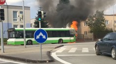 VIDEO: V Košiciach horel na križovatke autobus