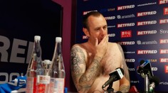 VIDEO: Majster sveta v snookeri prišiel na tlačovku nahý