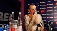 VIDEO: Majster sveta v snookeri prišiel na tlačovku nahý