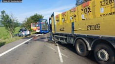 Tragická zrážka osobného auta s kamiónom vo Veľkých Uherciach. Obeťou je 40-ročný muž