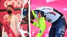 Vychádzajúcu hviezdu cyklistiky vyradilo z Gira kuriózne zranenie. Pri oslavách ho do oka zasiahla zátka zo šampanského