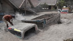 Chaos a beh o život: Na indonézskom ostrove Jáva nečakane vybuchla sopka