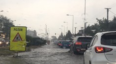 Slovenskom sa prehnali búrky, autá mali problémy