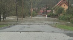 Zavreli im most a teraz ich odrezala voda. Obchádzkovú trasu k dvom obciam na východe zaplavilo