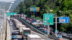 Na diaľnici D2 v bratislavskom Lamači sa zrazili dve autá. Rátajte so zdržaním