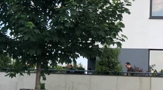 V Trnave počas zásahu NAKA vyskočil muž z terasy na 7. poschodí