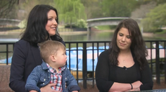 Dve ženy sa stretli v lietadle, jedna druhej potom porodila dieťa