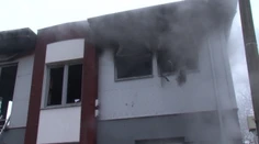Administratívna budova v plameňoch. Uviezla v nej matka s dcérou