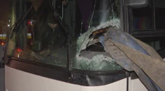 VIDEO len pre silné povahy. Vodiča autobusu prepichla tyč