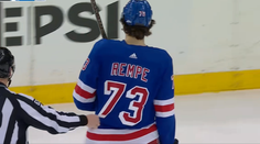 VIDEO: Tvrdý muž Rangers predviedol nešetrný zákrok. Pri odchode z ľadu ukázal posmešné gesto