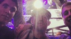 To je ale náhoda! Aha, kto sa týmto chlapcom ocitol na fotke