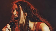Alanis Morissette dnes: Šťastná aj s kilami navyše