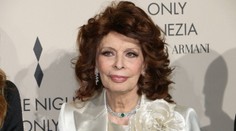 Legendárna Sophia Loren utrpela ťažký úraz. Po páde v kúpeľni si zlomila dve dôležité kosti a skončila pod skalpelom