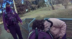 Nedalo sa nepočuť plač dieťaťa (1) v kočíku. Na lavičke v parku vo Zvolene sedela jeho na mol opitá matka
