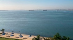 Zábery na kolónu v Suezskom prieplave: Uviaznutá loď veľká ako mrakodrap spôsobila zmätok vo svete