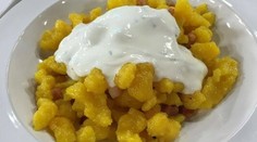 Burger z bravčovej krkovičky s polníčkovým šalátom a bylinkovým dipom z kyslej smotany