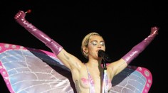 Miley Cyrus v akcii: V hlavnej úlohe prsia a chlpaté pazuchy