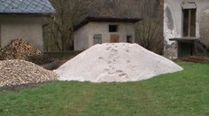 Z domu sa autom nedostanú. Na prístupovú cestu im vysypali štrk