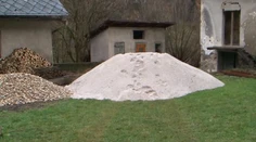 Z domu sa autom nedostanú. Na prístupovú cestu im vysypali štrk