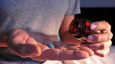 Modrá tabletka väčšinou mužom pomáha, britskému tínedžerovi však zničila detstvo