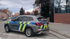 Dráma v Čachticiach. Muž strieľal na dvore po rodine, polícia ho obvinila