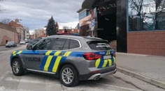 Dráma v Čachticiach. Muž strieľal na dvore po rodine, polícia ho obvinila